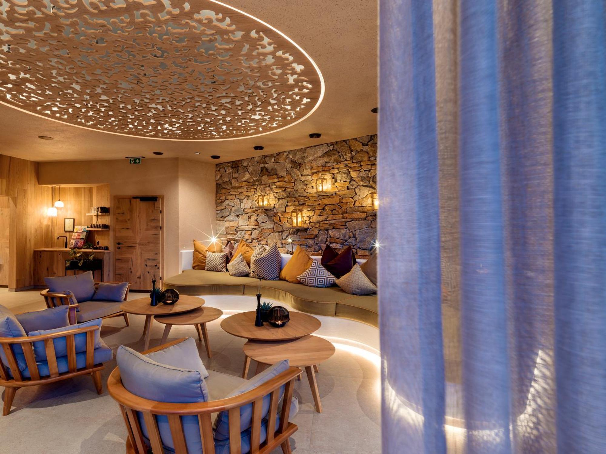 Aktivhotel Alpendorf Санкт Йохан им Понгау Екстериор снимка