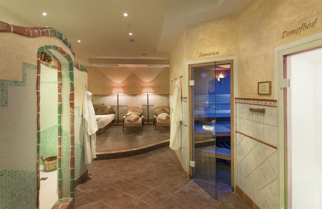 Aktivhotel Alpendorf Санкт Йохан им Понгау Екстериор снимка