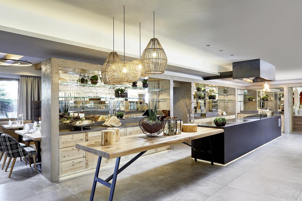 Aktivhotel Alpendorf Санкт Йохан им Понгау Екстериор снимка